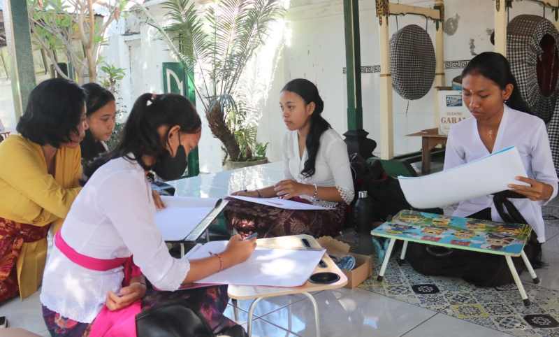 MELUKIS: Para pelajar tengah melukis objek yang ada di Puri Kanginan. Hal ini sebagai upaya memperkenalkan cagar budaya.(istimewa)