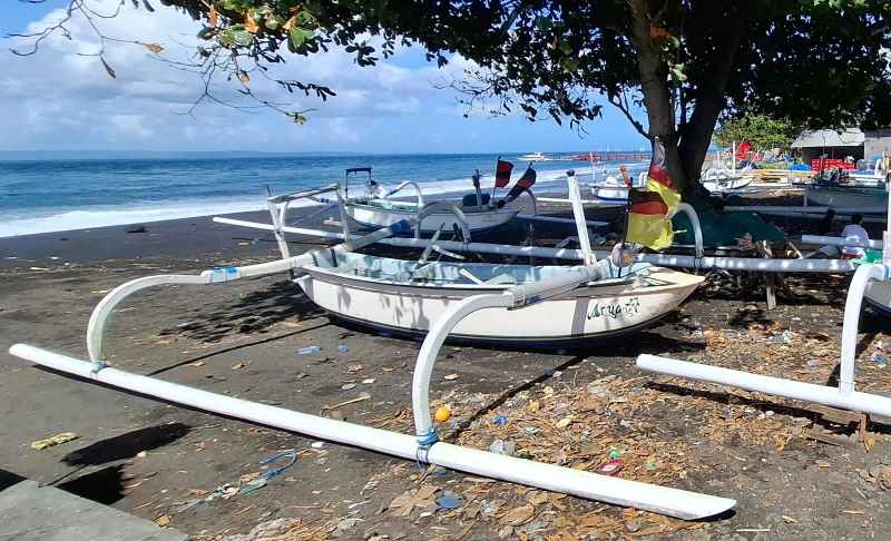 PARKIR DULU: Jukung para nelayan Pantai Segara, Desa Kusamba, Kecamatan Dawan terpakir di pesisir akibat ombak besar. (dewa ayu pitri arisanti/radar bali)