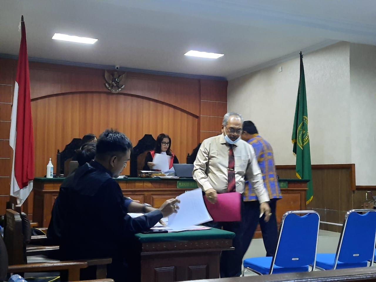BERI KETERANGAN: Ahli Hukum pidana, I Gede Made Suwardhana saat memberikan keterangan di sidang pemalsuan surat dengan terdakwa Selepeg di PN Amlapura (6/6/2024)