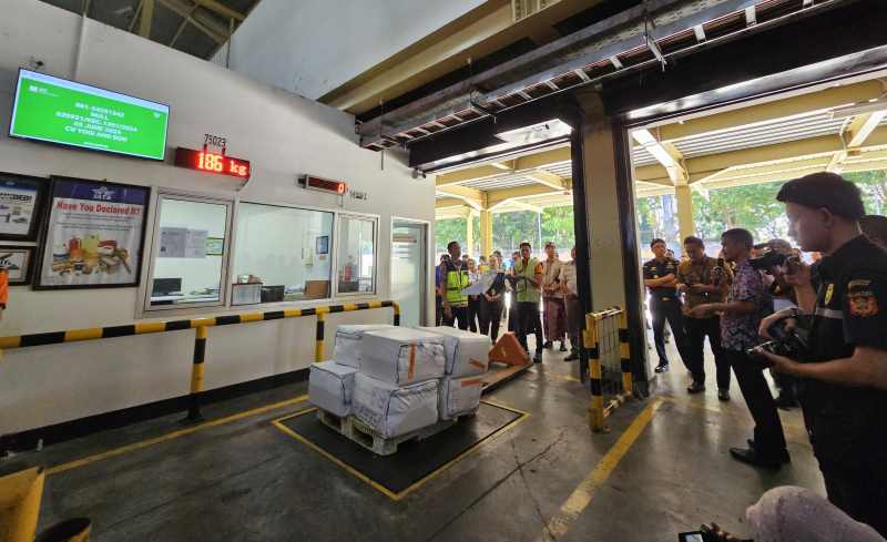 LEBIH BISA DIANDALKAN : Autogate System yang dimiliki Bea Cukai permudah pengusaha Bali lakukan ekspor barang, uji coba di Terminal Kargo Bandara I Gusti Ngurah Rai. (Foto: Ni Kadek Novi Febriani)