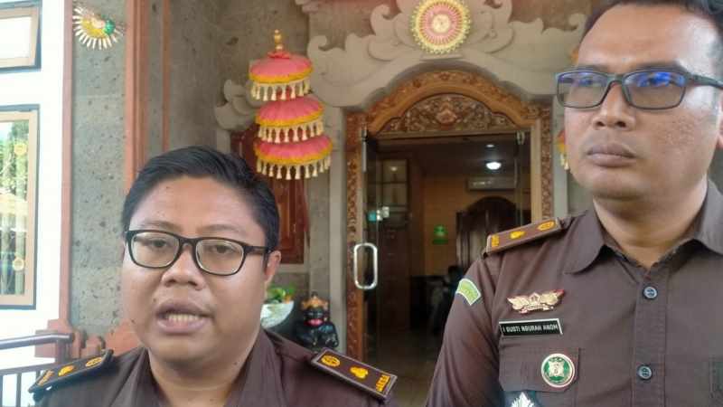 AJUKAN BANDING : (Dari kiri) Kasi Pidum Kejari Tabanan Ngurah Wahyu Resta didampingi Kasi Intelijen Kejari Tabanan I Gusti Ngurah Anom Sukawinata. (juliadi/radar bali)