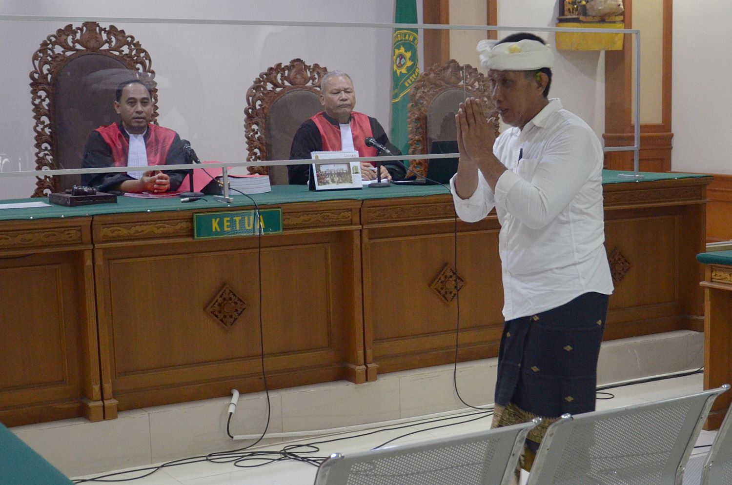 FAKTA BARU: Bendesa adat Berawa Badung I Ketut Riana saat akan mulai sidang di Pengadilan Tipikor Denpasar, 6 Juni 2024.