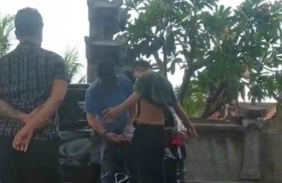 DITANGKAP : Beredar foto penangkapan seorang perbekel di Buleleng.(Istimewa)