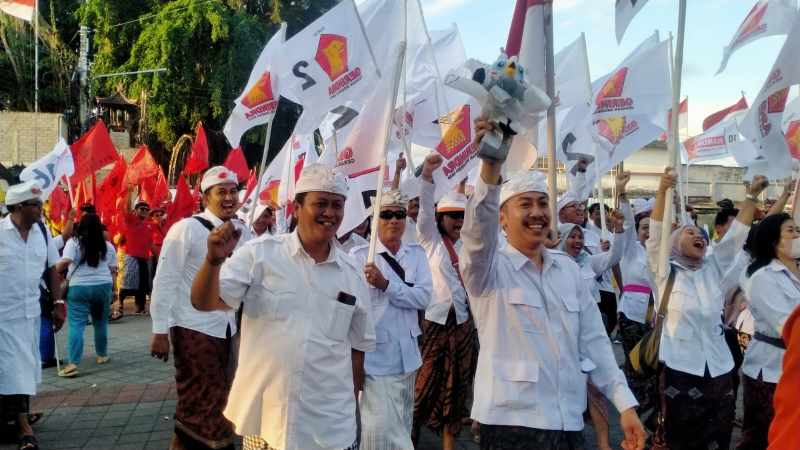SIAP KOALISI : Partai Gerindra Tabanan, saat pawai, jelang pemilu , kini Gerindra siapkan koalisi spesial untuk pilkada. (juliadi/radar bali)