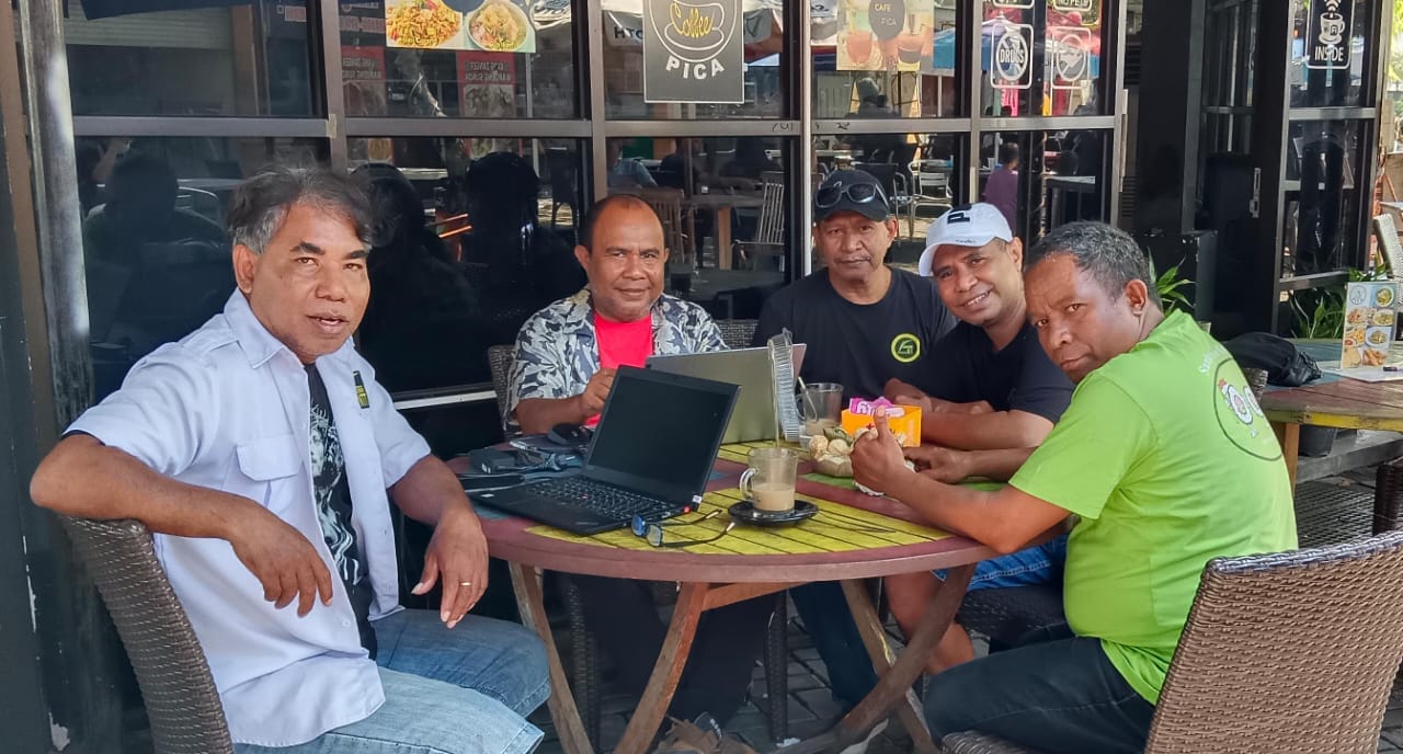 LANJUTKAN PROSES: Ketua PENA NTT Bali Ignasius Igo Kleden (kiri). (PENA NTT Bali)