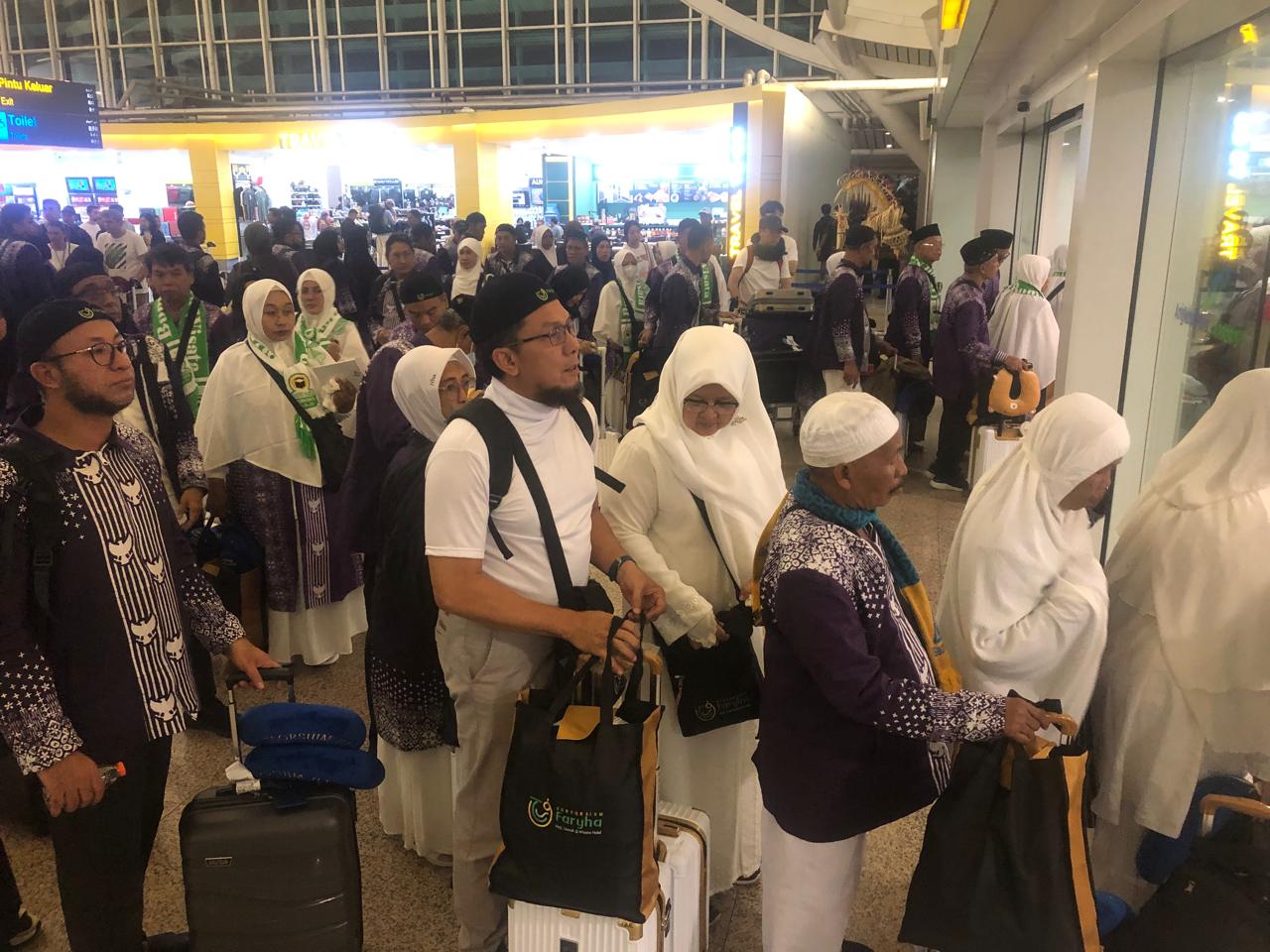 HAJI KHUSUS: Pemberangkatan puluhan haji khusus dari Bandara Internasional I Gusti Ngurah Rai, 7 Juni 2024.