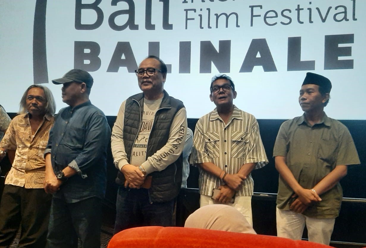 INSPIRATIF: Ketua DPD PartaiGolkar Bali yang juga pimpinan DPRD Bali Nyoman Sugawa Kori (tengah) bersama sytradara, produser dan aktor film Lafran di Cinepolis Plaza Renon (7/6/2024)