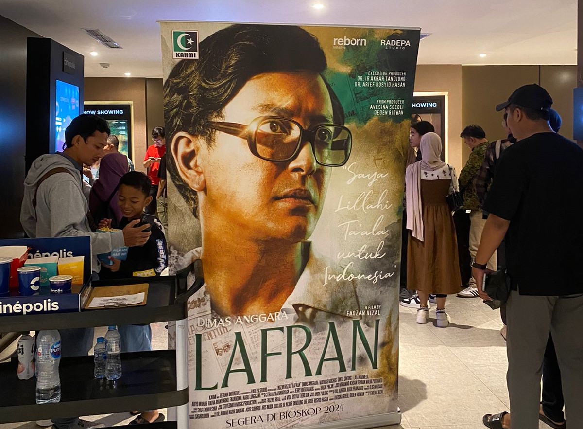 FIM INSPIRATIF: Baner Film LAFRAN yang di pajang di pintu masuk Studio Cinepolis Plaza Renon Denpasar, di acara nonton bareng, Jumat 7 Juni 2024.