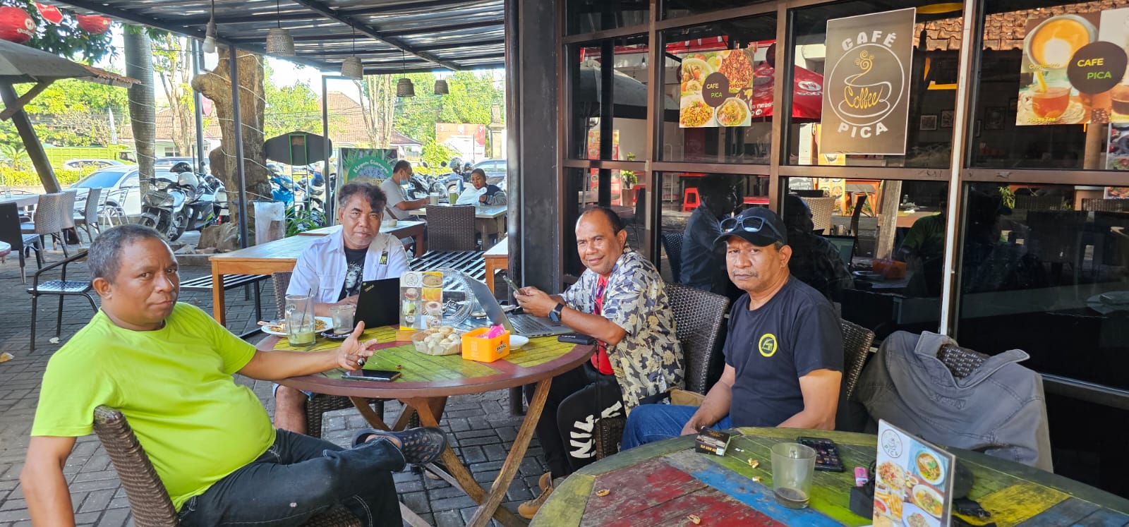 TOLAK MAAF: Ketua Perhimpunan Jurnalis (Pena) NTT Bali Igo Kleden (2 dari kiri) bersama para pengurus Pena, di Denpasar, Sabtu (8/6/2024).