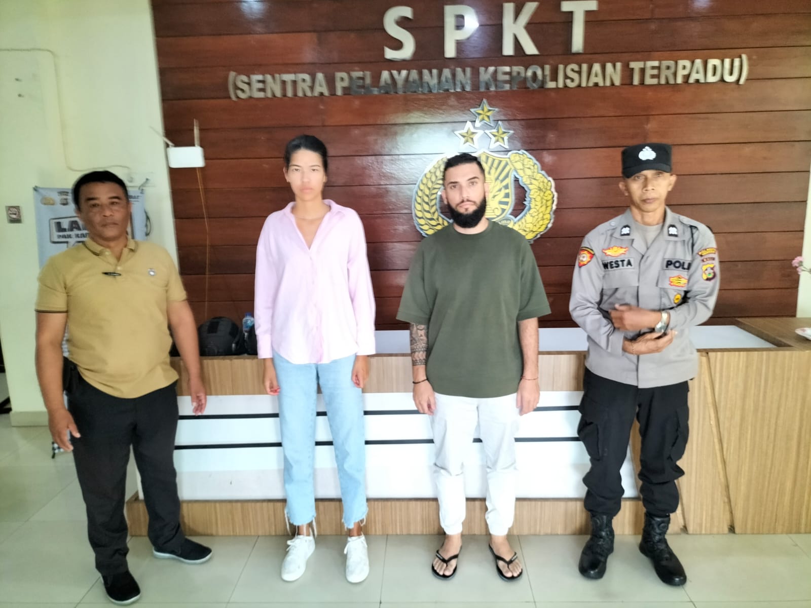 KERE: Sepasang kekasih WNA asal Spanyol saat diamankan di Polsek Kuta lantaran dilaporkan tak bayar makan