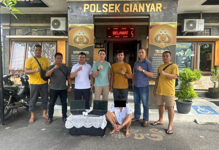 DICIDUK: Pencuri laptop dan kamera cctv (jongkok) mendekam di Polsek Gianyar