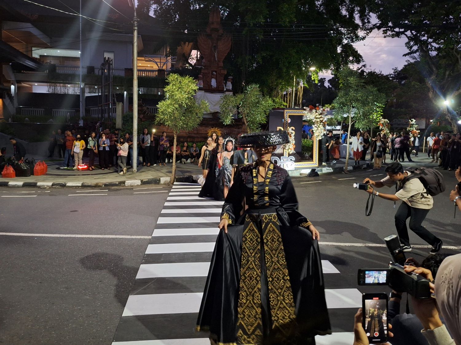 HEBOH: Aksi catwalk jalanan dengan tajuk Denpasar Fashion Street menjadi ajang adu desain unik di jalan raya, Sabtu (8/6/2024)