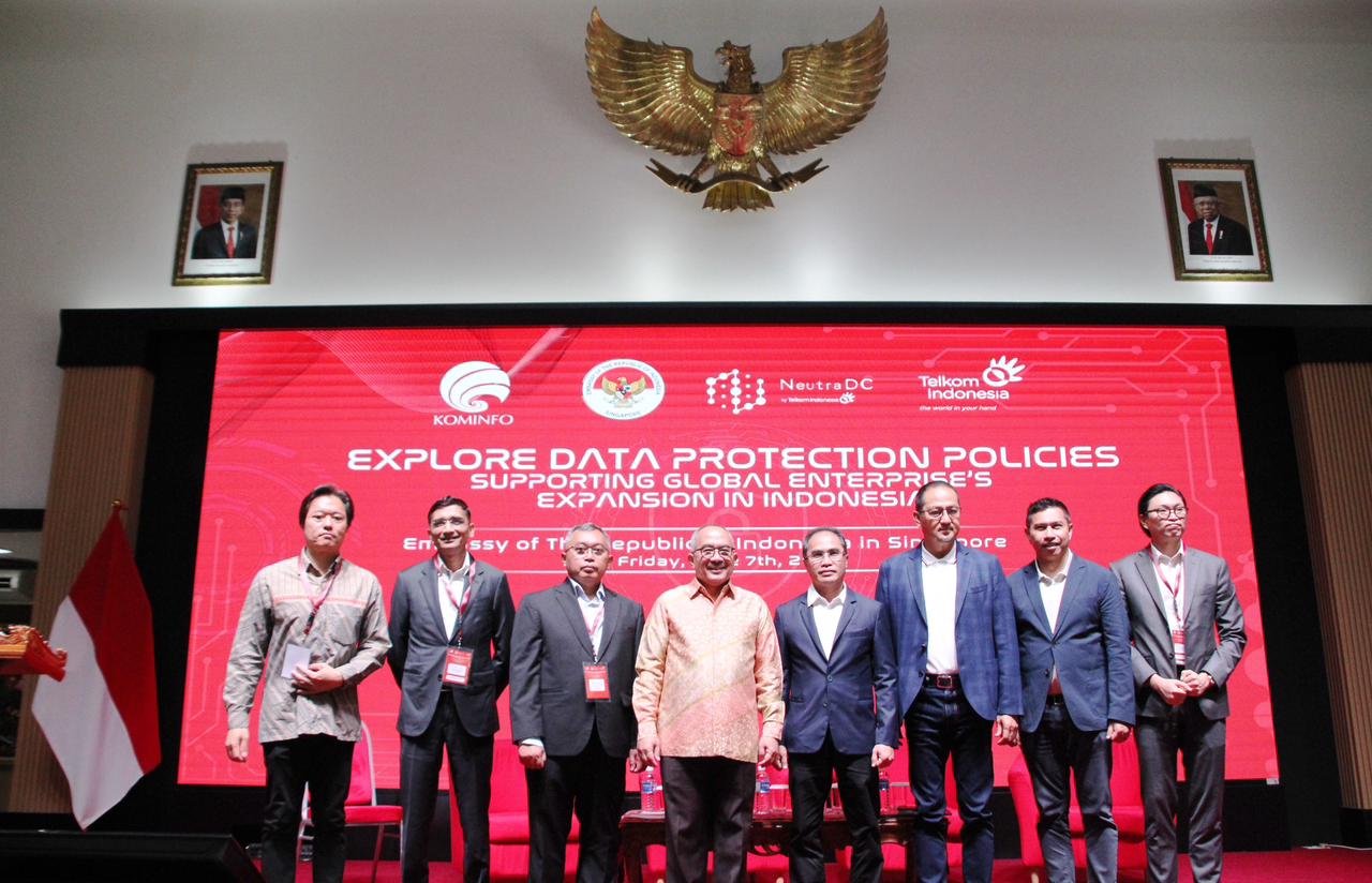 EKSPANSI: Duta Besar RI Singapura Suryo Pratomo (empat dari kiri) melakukan sesi foto bersama Dirjen Aptika Kemenkominfo Semuel Abrijani Pangerapan (tiga dari kanan)