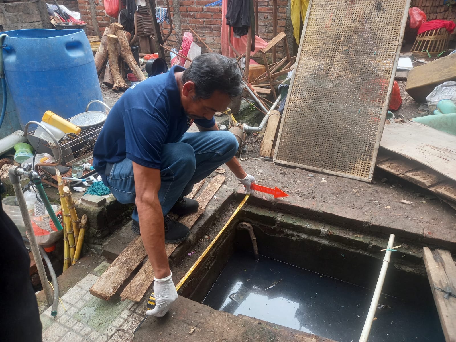 MENYEDIHKAN: Tim Inafis Polres Jembrana sedang melakukan olah TKP tenggelamnya balita di kolam pembuangan limbah di Pendem (9/6/2024)