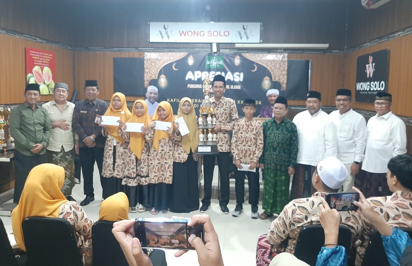 PERAIH MEDALI EMAS: Kafilah para peraih juara I duta kota Denpasar di MTQ ke XXX di Karangasem foto bersama pengurus PCNU Denpasar di Wong Solo (9/6/2024)