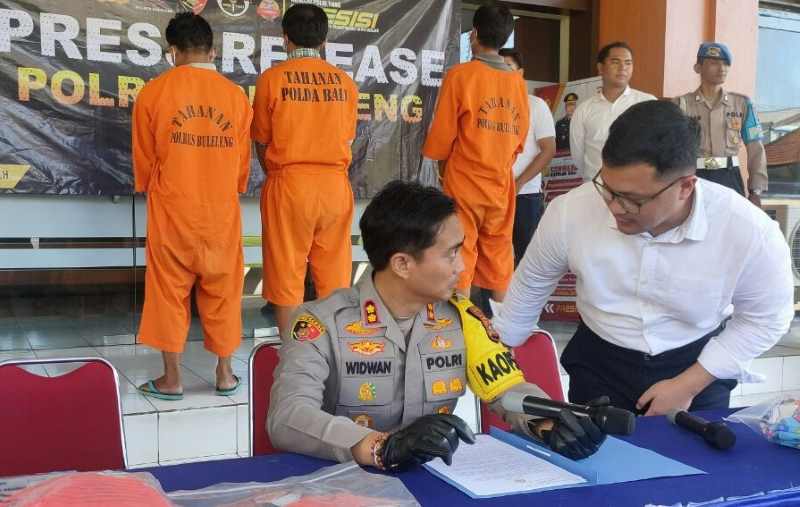 KELAKUAN BEJAT: Sahadi (paling kiri) kini membuat SW yang merupakan tetangganya menjadi trauma berat dan masih didampingi psikolog.(francelino junior/radar bali)
