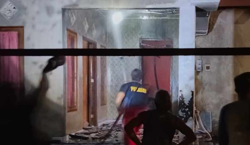 LUDES: Warung di Desa Temukus yang terbakar gara-gara pemiliknya merokok sambil mengisi botol bencin eceran. (Foto Polres Buleleng)