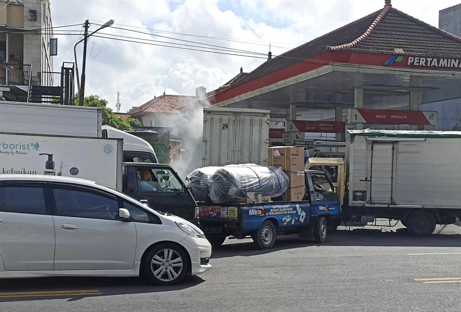 TAK LANGKA: Antrean panjang mobil di SPBU Gatot Subroto Denpasar diduga akibat kelangkaan solar