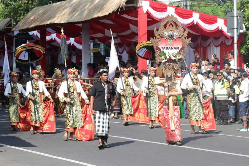 KEBANGGAAN SENIMAN TABANAN : Duta seni Tabanan di perhelatan Pesta Kesenian Bali tahun 2023 lalu. (foto: dok.radar bali)