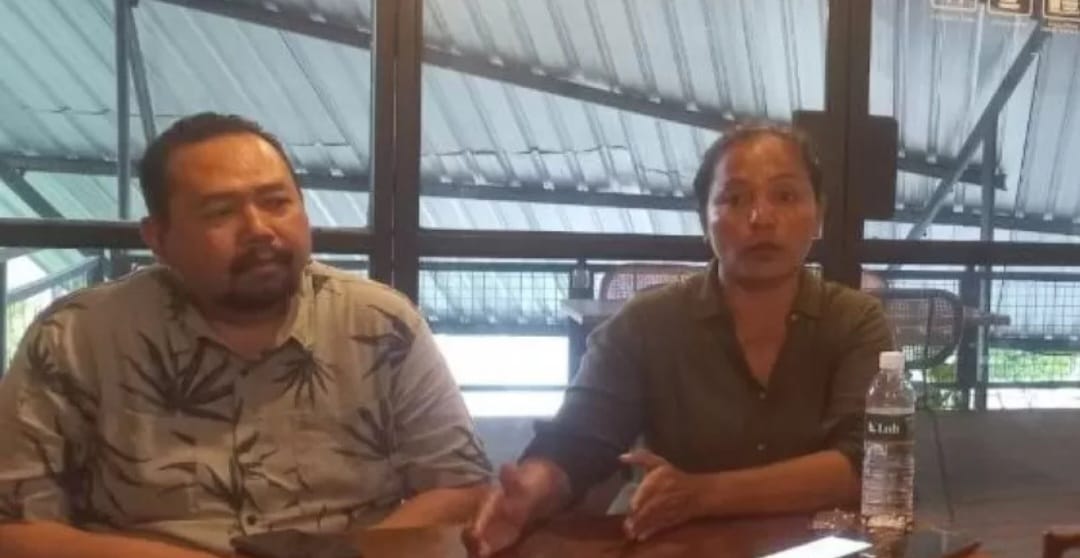 KENA LELANG: I Gusti Ayui Ketut Setiawati (kanan) didampingi pengacaranya Ferri tak henti perjuangkan haknya agar tak dirampas secara sewenang-wenang.