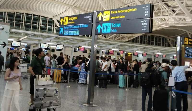 SEMAKIN RAMAI : Aktivitas terminal keberangkatan internasional di Bandara I Gusti Ngurah Rai pada Minggu (9/6/2024). (foto:Istimewa)
