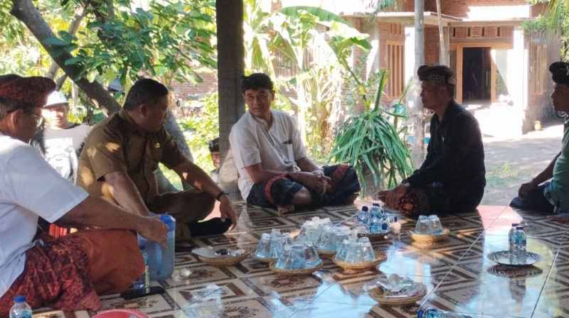 BERKABUNG  DAN KESULITAN BIAYA : Suasana di rumah duka Nyoman Yudara, PMI asal Desa Tejakula yang meninggal dunia di Republik Ceko. (francelino junior)