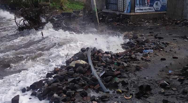 TERDAMPAK : Pipa distribusi air Perumda Air Minum Tirta Amerta Jati, Jembrana, ini sempat rusak karena diterjang ombak besar.[m.basir/radar bali]