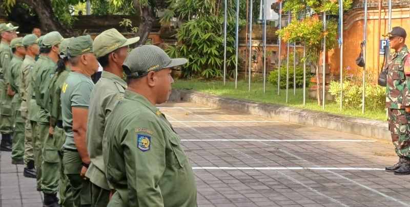 DILATIH TENTARA : Linmas Buleleng dapat pelatihan dasar dalam rangka persiapan Pilkada 2024.[ Foto: Dinas Kominfosanti Buleleng untuk Radar Bali]