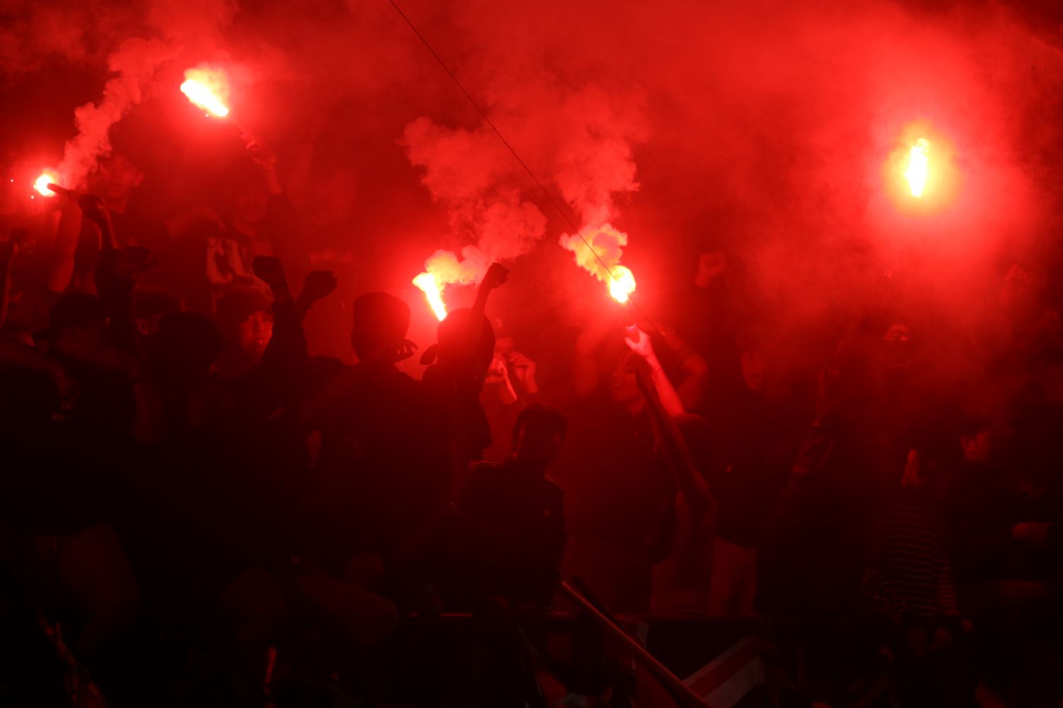 DENDA: Flare yang dinyalaka n superter Bali United ketika melawan Persib Bandung di laga empat besar Liga 1 2023/2024 di TC Pantai Purnama.