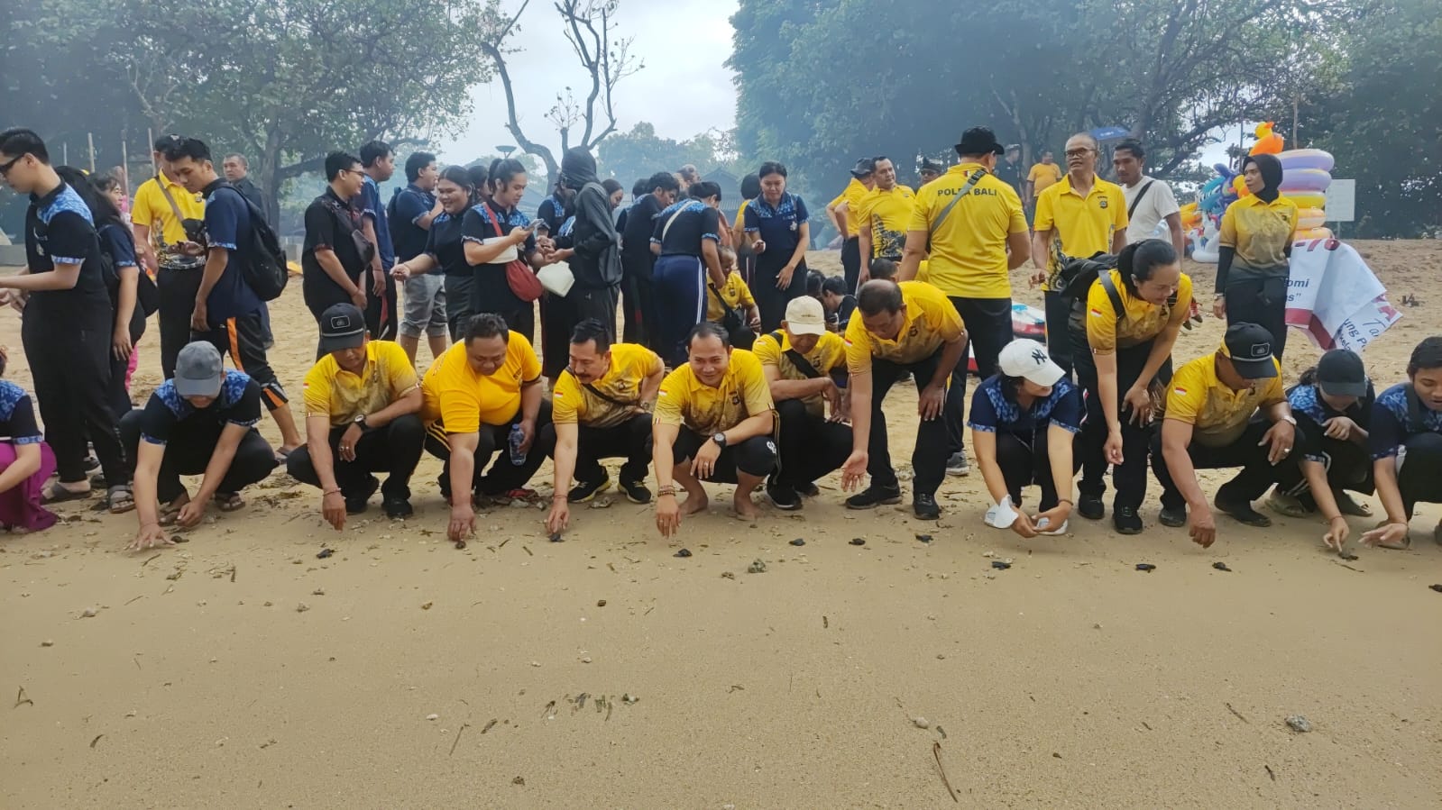LESTARI: Aksi lepas tukik atau anak penyu di pantai Mertasari Sanur dalam rangka HUT Bhayangkara 2024.