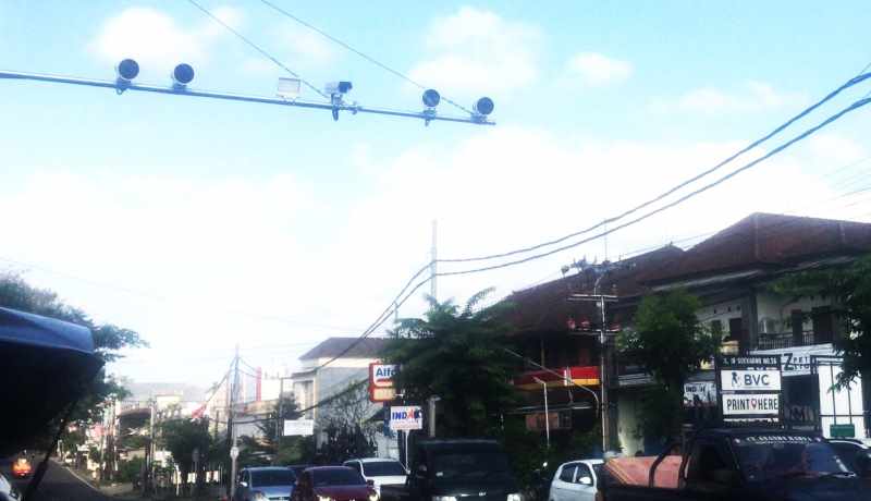 REKAM PELANGGARAN DI JALAN RAYA : Kamera tilang elektronik atau Electronic Traffic Law Enforcement (ETLE) yang terpasang di simpang Rumah Sakit Kasih Ibu Tabanan By Pass Ir. Soekarno. (foto: juliadi)