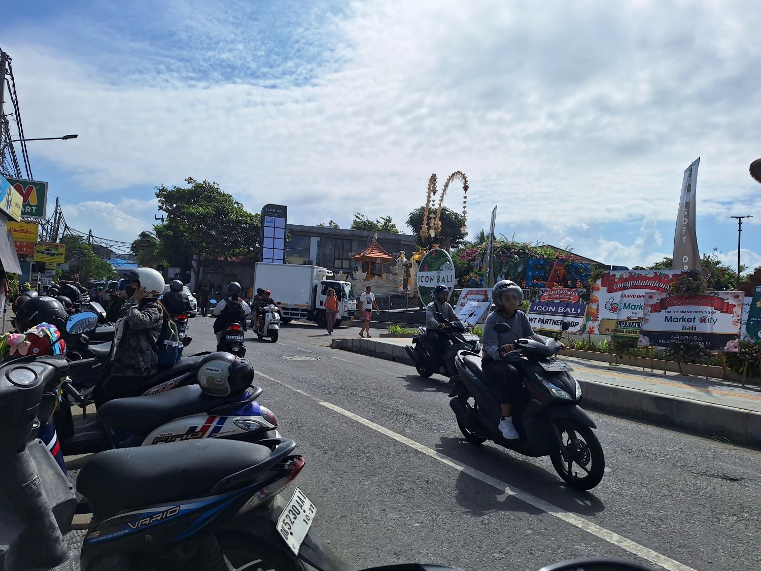 URAI KEMACETAN: Jalan Danau Tamblingan Sanur Denpasar yang kian krodit menyusul adanya mall baru diberlakukan satu arah dan buka tutup.