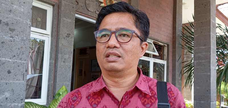 AKAN GELAR MEDIASI: Sekretaris Disdikpora Buleleng, Ida Bagus Gde Surya Bharata usai menerima klarifikasi dari kepala dan bendahara SDN 4 Selat.(foto :francelino junior)