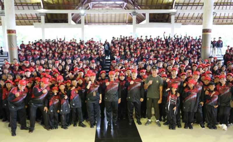 NAIK SATU PERINGKAT : Penjabat Bupati Klungkung, I Nyoman Jendrika melepas Kontingen Klungkung dalam ajang Pekan Olahraga (Porjar). ( Foto: Humas Pemkab Klungkung)
