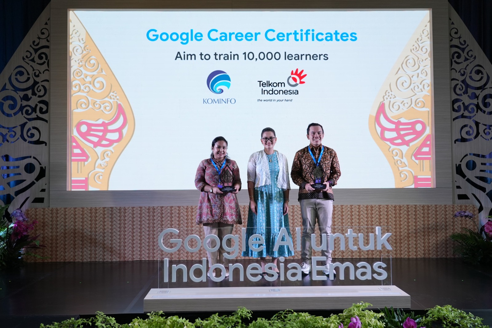 KOLABORASI: Direktur Digital Business Telkom Fajrin Rasyid (paling kanan) menerima cindera mata dari Direktur Hubungan Pemerintahan dan Kebijakan Publik Google Indonesia Putri Alam (tengah).