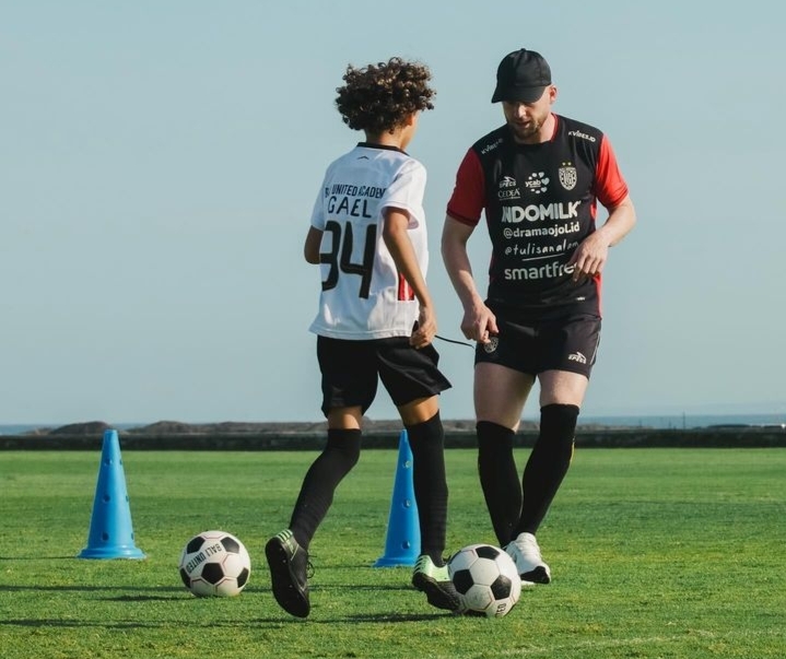 LEGENDA: Mantan penyerang Bali United Melvin Platje tampak bermain bersama Bali United Youth di TC Pantai Purnama Gianyar (12/6/2024)