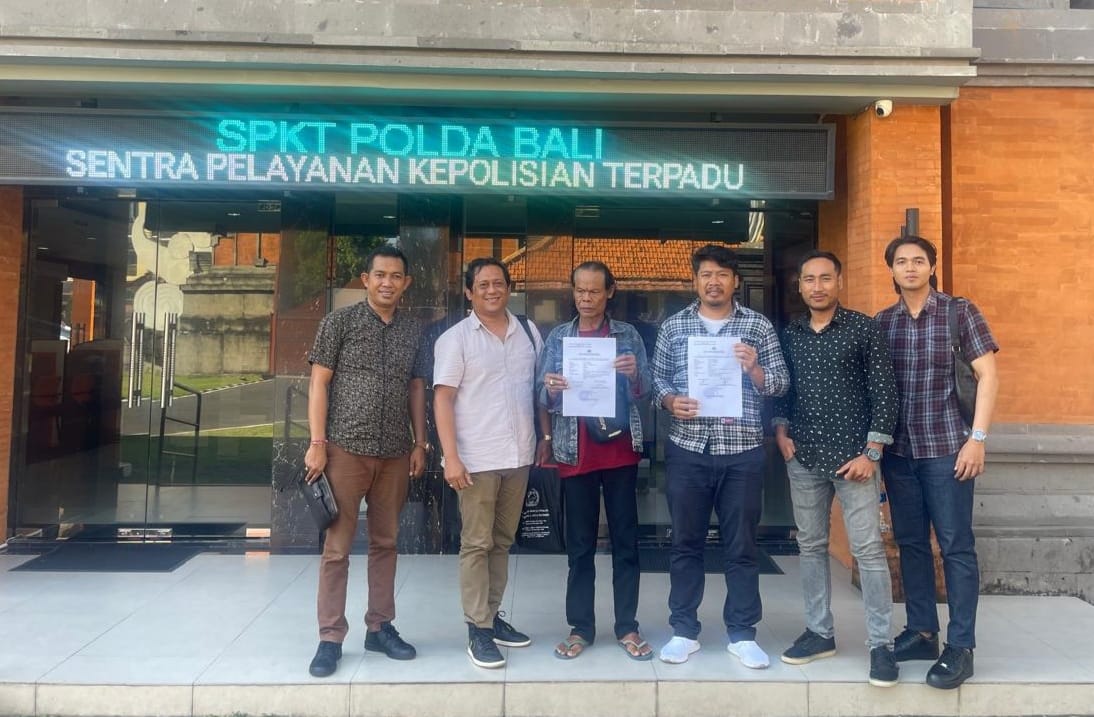 DIRUGIKAN: I Kadek S dan Ketut S didampingi tim hukumnya usai membuat laporan ke Polda Bali.