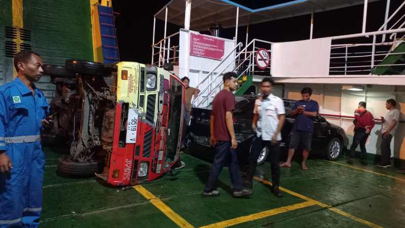 TERGUNCANG EMPASAN OMBAK : Pikap yang terguling di dalam kapal. (foto: BPTD Gilimanuk)