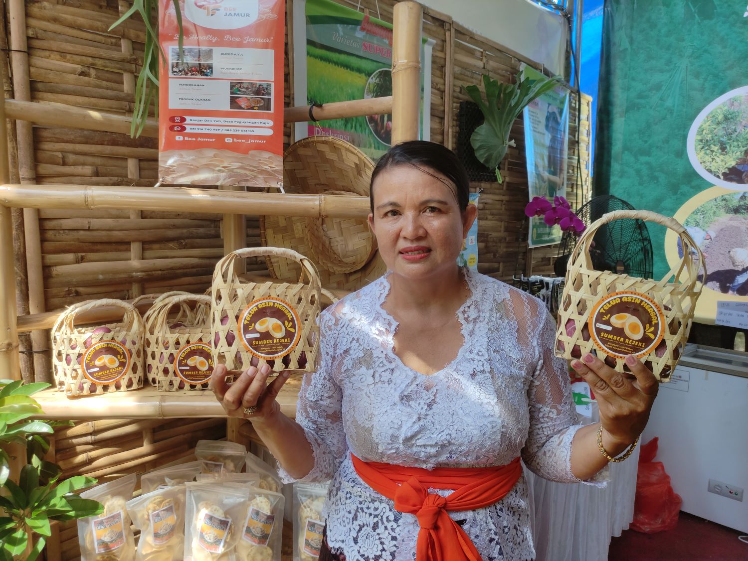TELUR HERBAL: Ni Wayan Murni selaku ketua kelompok menunjukan telur asin herbal hasil kreasi kelompok wanita Tani Banjar Cengkilung, Denpasar Utara