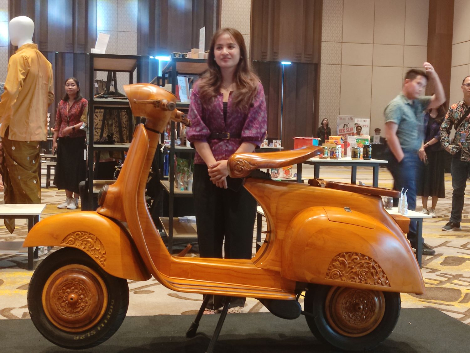 Vespa antik dan unik dari bahan kayu jati yang dipamerkan di event pembukaan Sanur (11/6/2024).