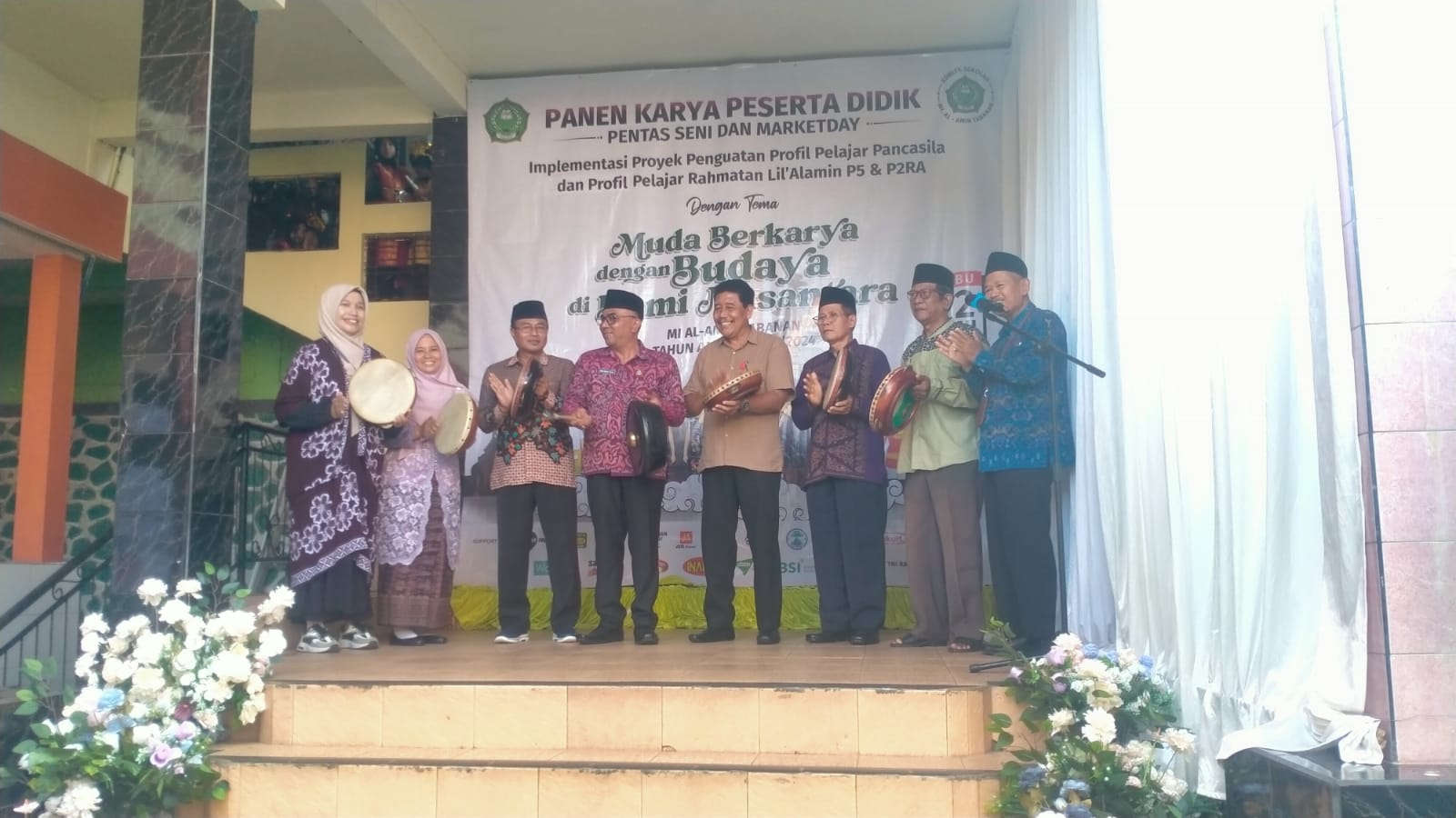 MERIAH: Pentas seni dan market day MI Al-Amin Tabanan ditandai dengan memukul rebana oleh Kepala Kantor Kemenang Tabanan didampingi pejabat terkait. (Juliadi/Radar Bali)