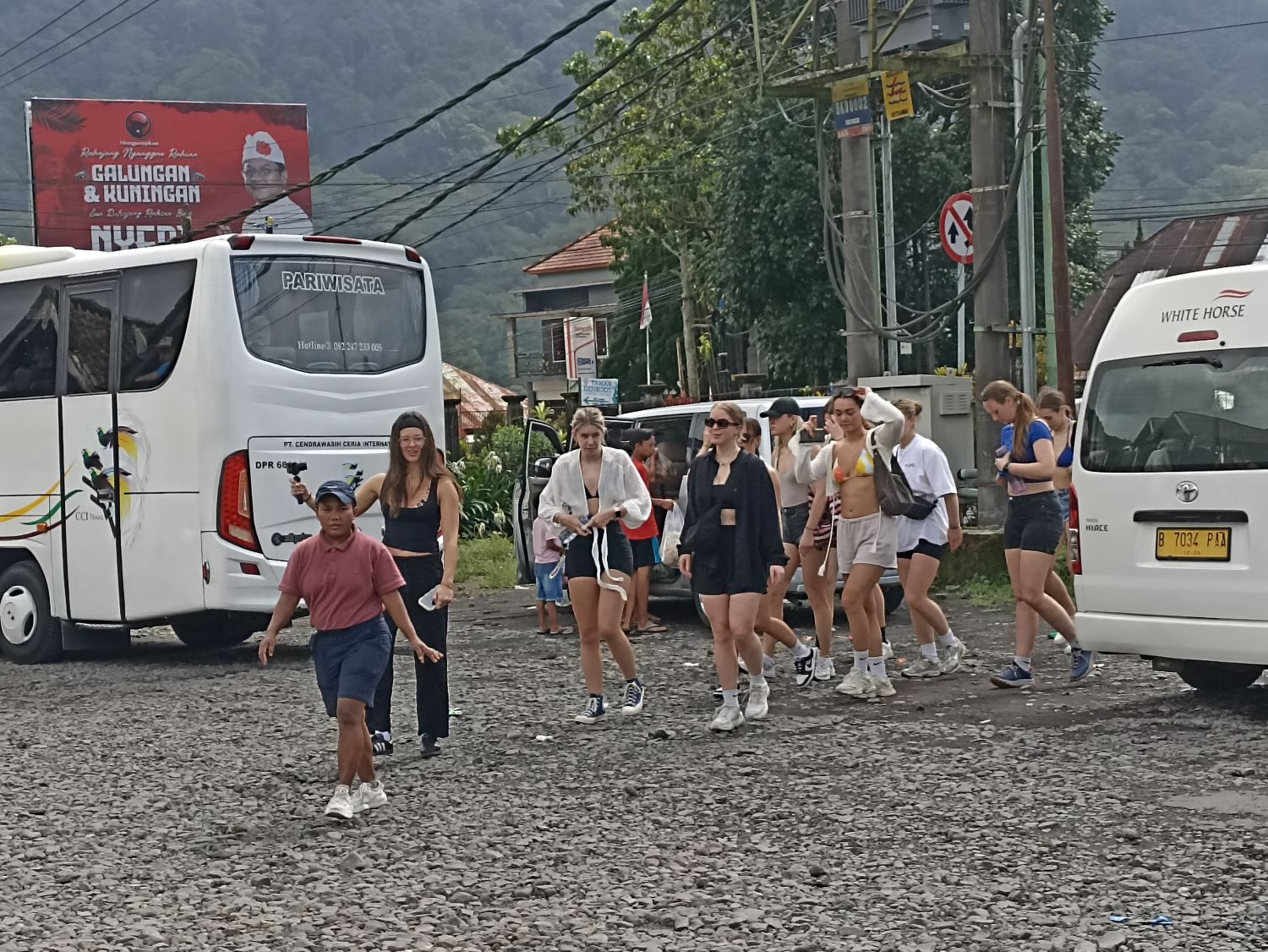 DISIDAK: Sejumlah wisatawan asing baru turun dari bus untuk menuju objek wisata, pungutan bagi mereka tak tercapai target.