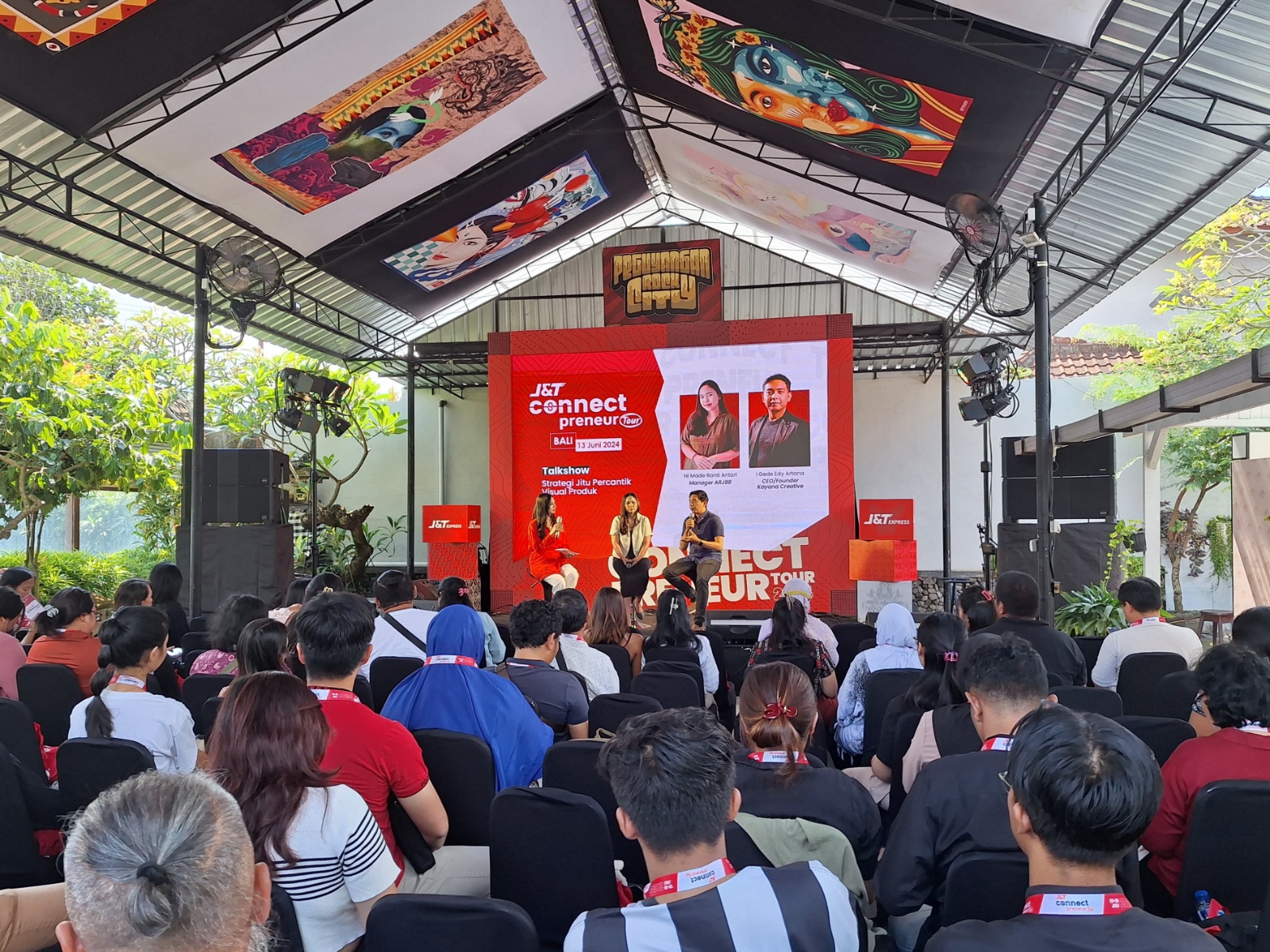 SHARING: Rangkaian pertama J&T Connect Preneur Tour bagi 100 UMKM setempat di Bali, Kamis (13/6/2024) di Berbagi Ruang & Kopi, Denpasar. (Ari Rismaya Dewi/Radar Bali)