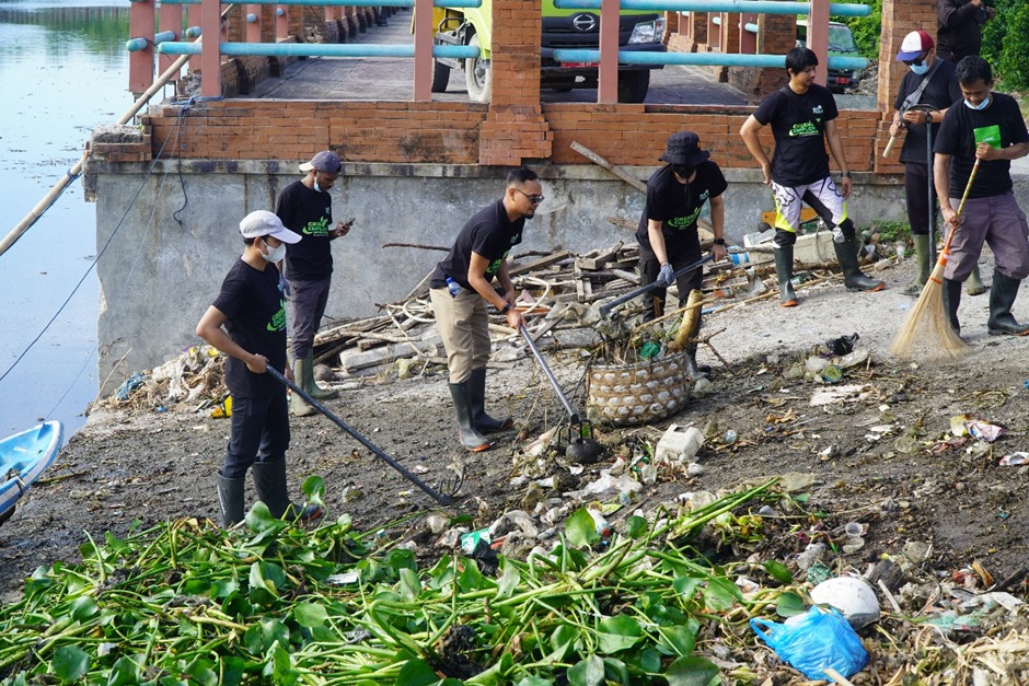AKSI NYATA: Sejumlah pesrtta aksi bersih bersih Tukad Mati sedang memungut dan mengentas sampah dalam program Employee Green Involvement Tahun 2024 .