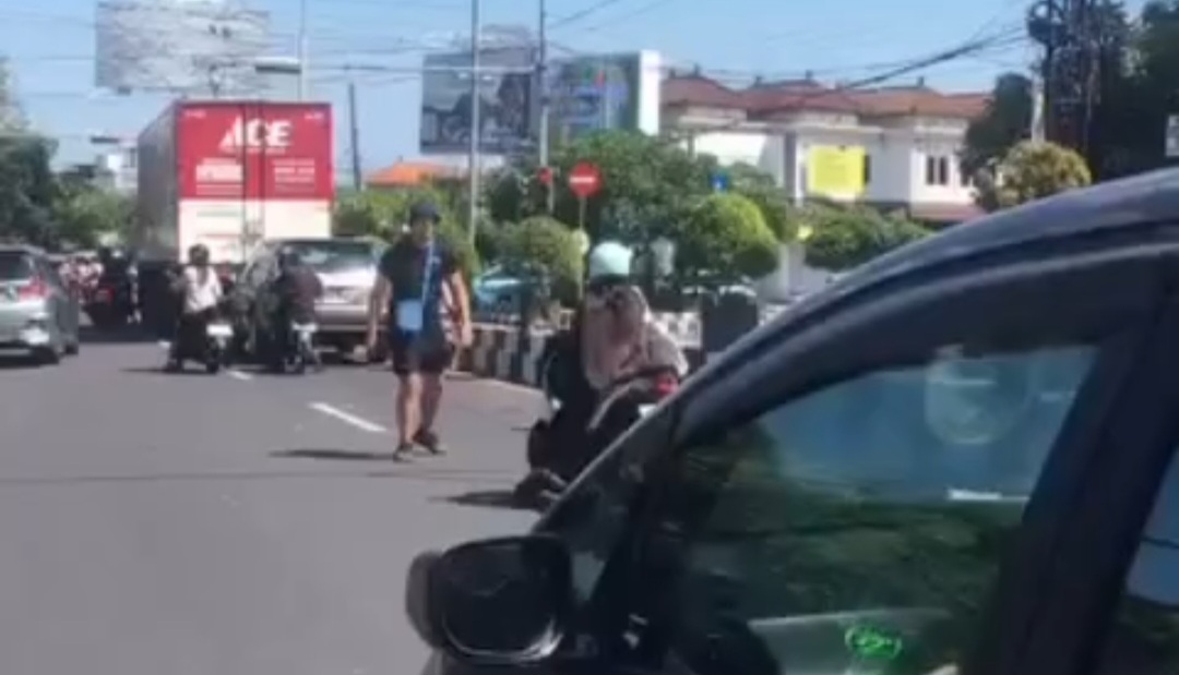 13 DETIK: Aksi seorang bule ngamuk dan hajar perempuan di jalan raya (13/6/2024).