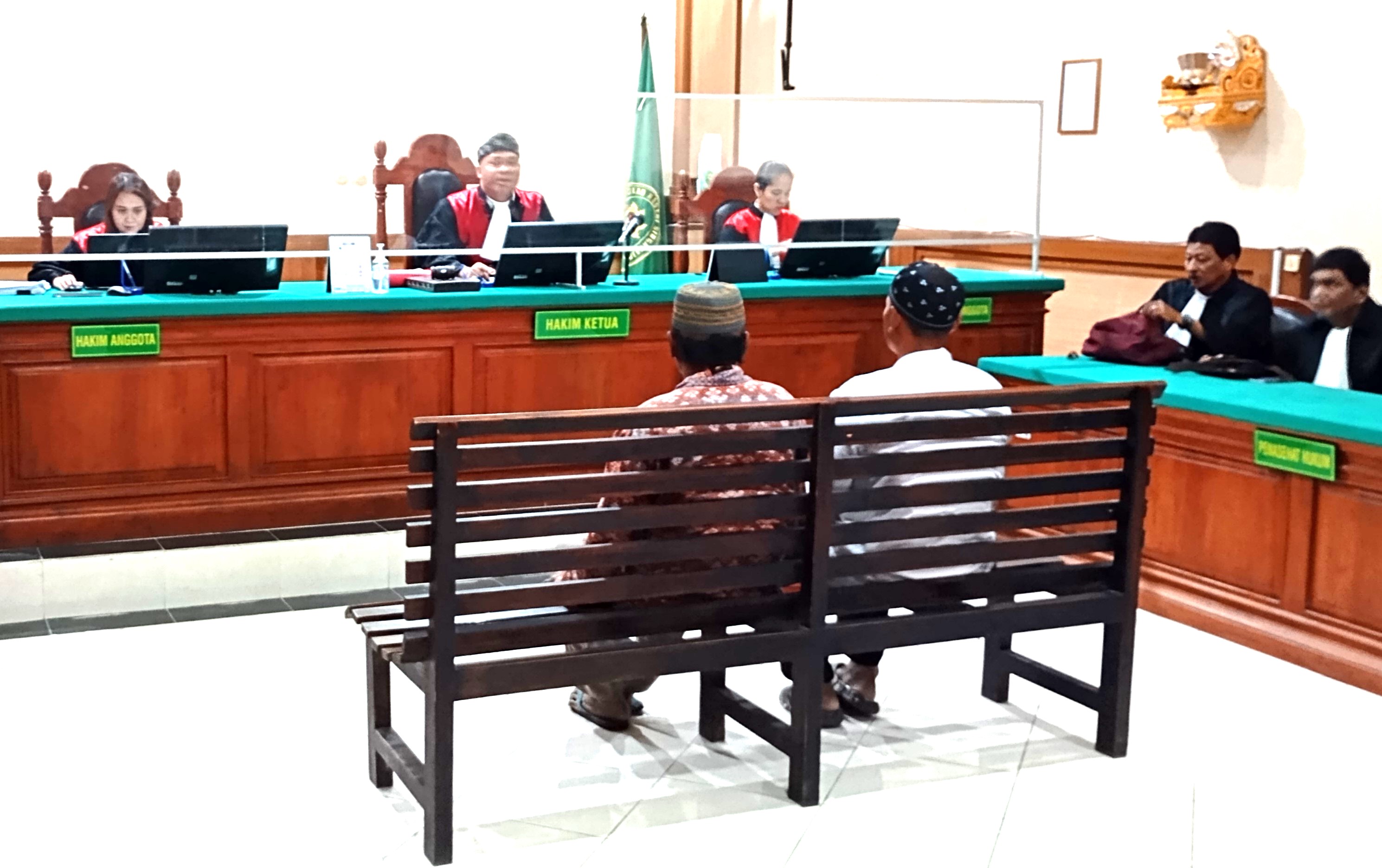 DIVONIS  PERCOBAAN: Dua terdakwa penistaan agama yakni Acmat Saini dan Mokhamad Rasad divonis hukuman percobaan selama satu tahun. (francelino junior/radar bali)