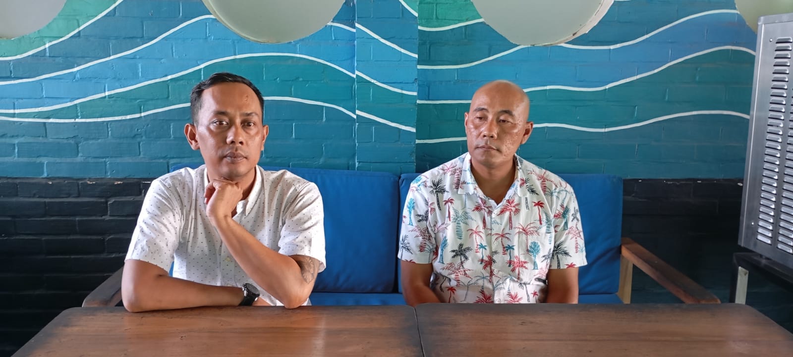SIAP BERTANGGUNG JAWAB: Hendy Triwahyono, SH (kiri) dan Made Sugianta, SH dari Bhumi Law Office, kuasa hukum Sukojin saat memberikan keterangan pers di Denpasar, Kamis (13/6/2024)