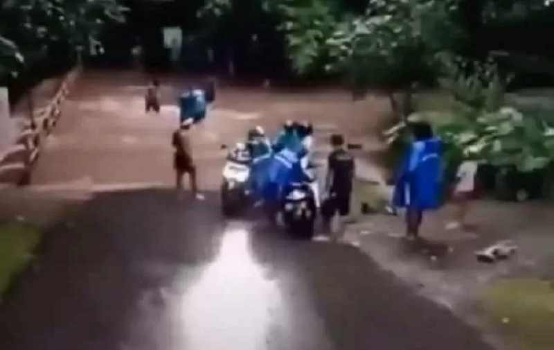 SANGAT BERBAHAYA SAAT HUJAN : Kondisi jembratan Tukad Yeh Banges, Seraya, Karangasem, beberapa waktu lalu. (dok.radar bali)