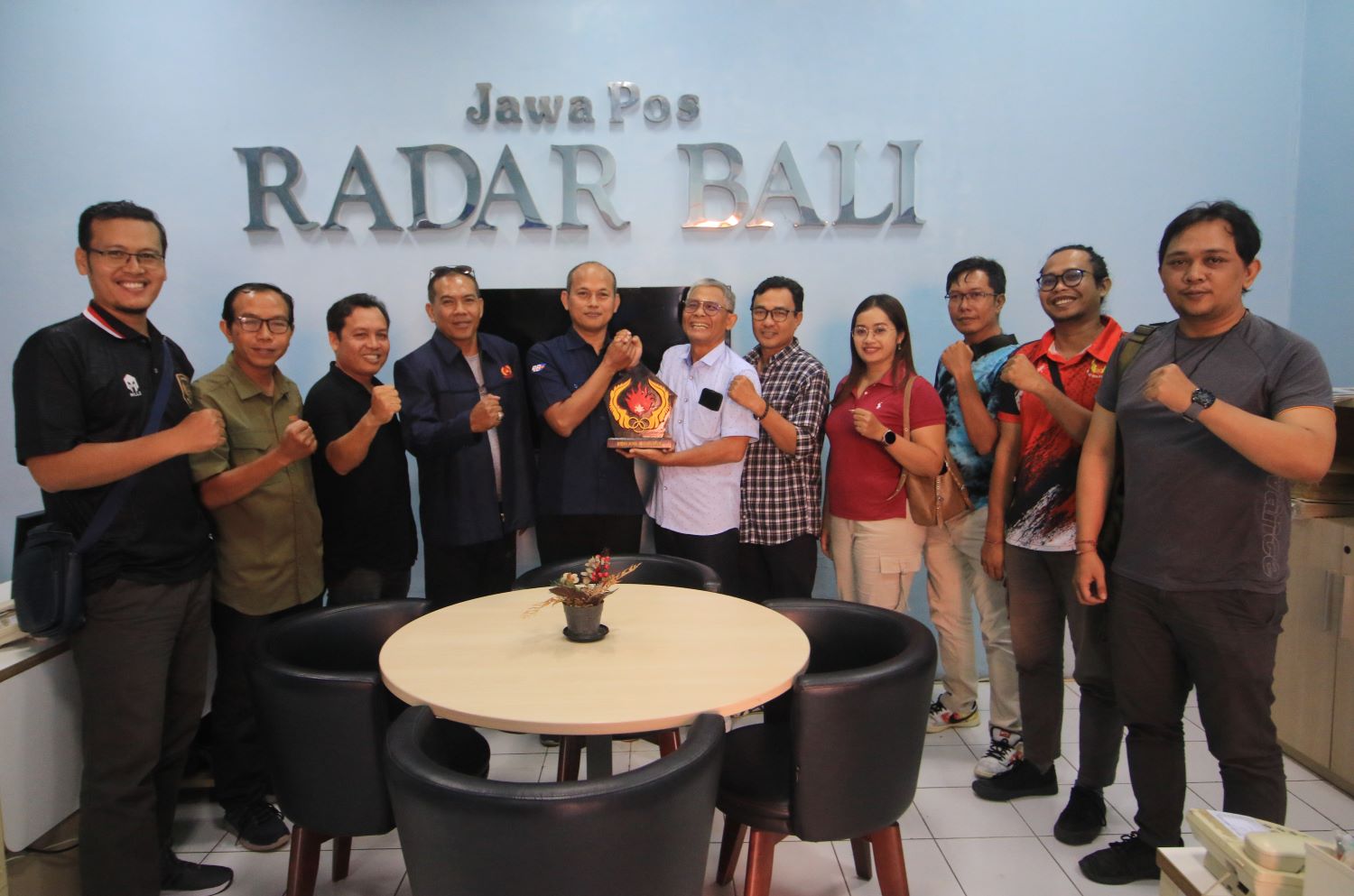 Ketua KONI Buleleng I Ketut Wiratmaja (baju putih) menyerahkan plakat pada pemred Jawa Pos Radar Bali bersama tim Sabtu, 15 Juni 2024.