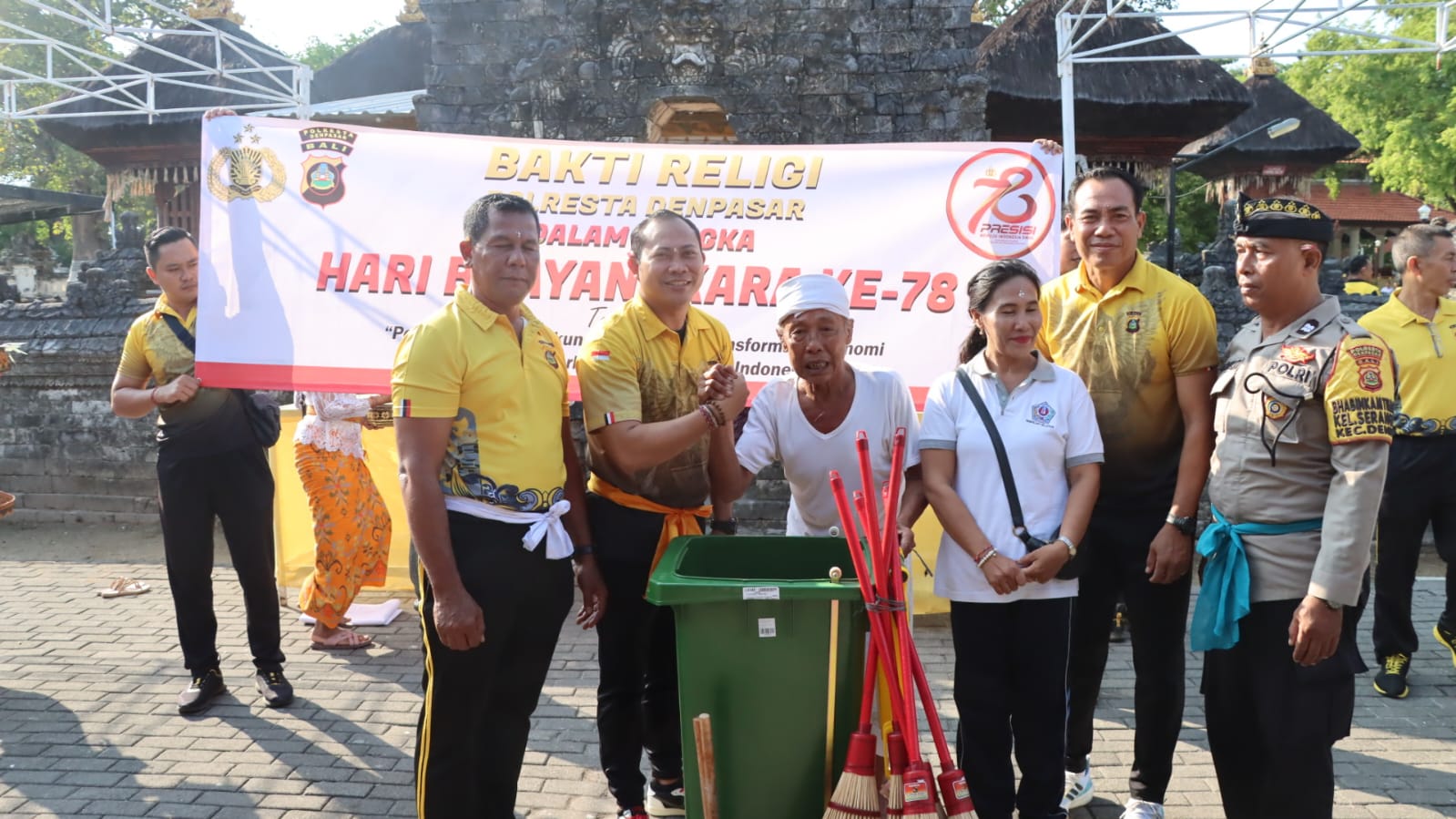 GOTONG ROYONG: Aksi bedah rumah Polsek Denpasar Barat kolaborasi Polresta Denpasar menyambut hari Bhayangkara